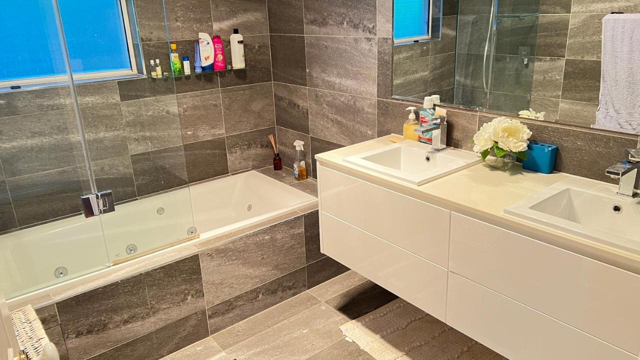 4br Exec Large House Close To Shops,train & Buses * Brisbane