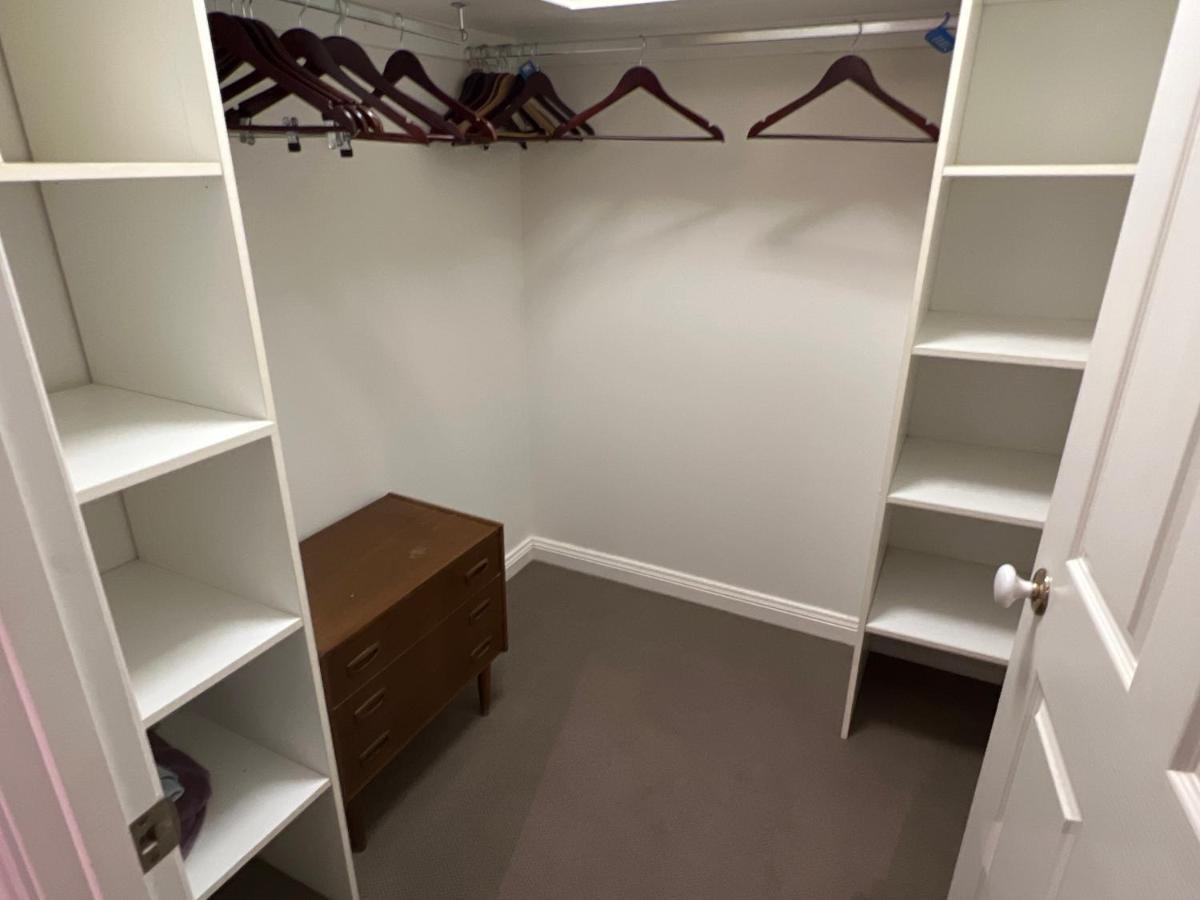 Villa 4br Exec Large House Close To Shops,train & Buses *