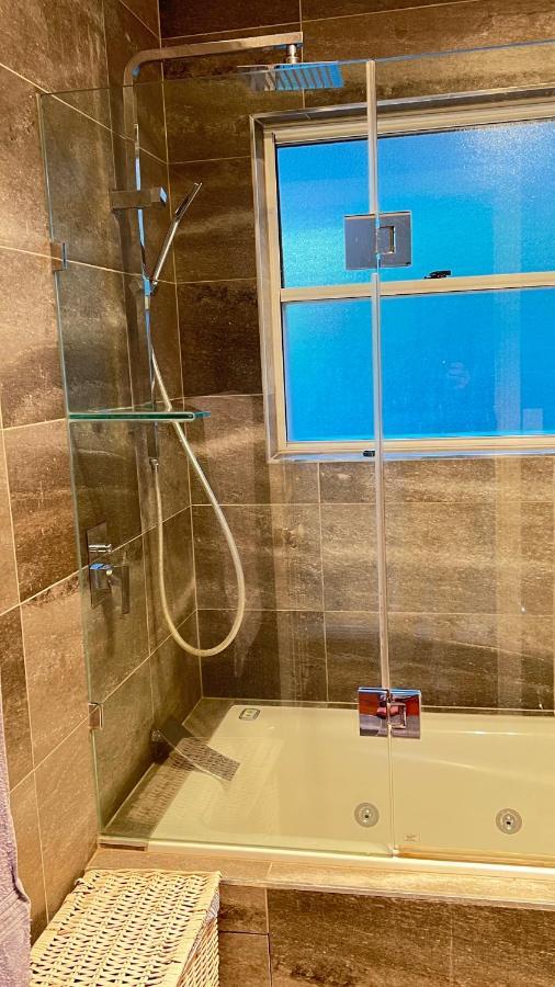 Villa 4br Exec Large House Close To Shops,train & Buses