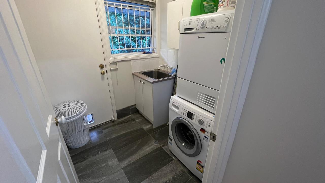 4br Exec Large House Close To Shops,train & Buses