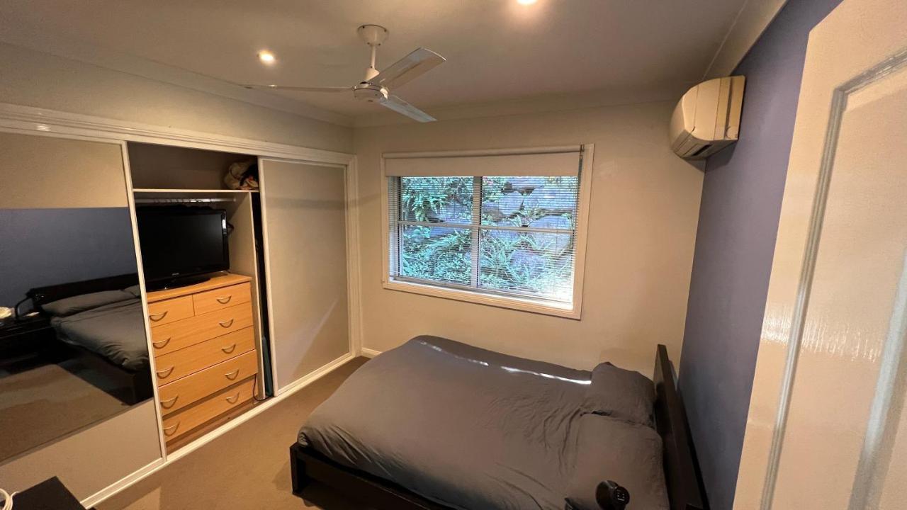 4br Exec Large House Close To Shops,train & Buses *