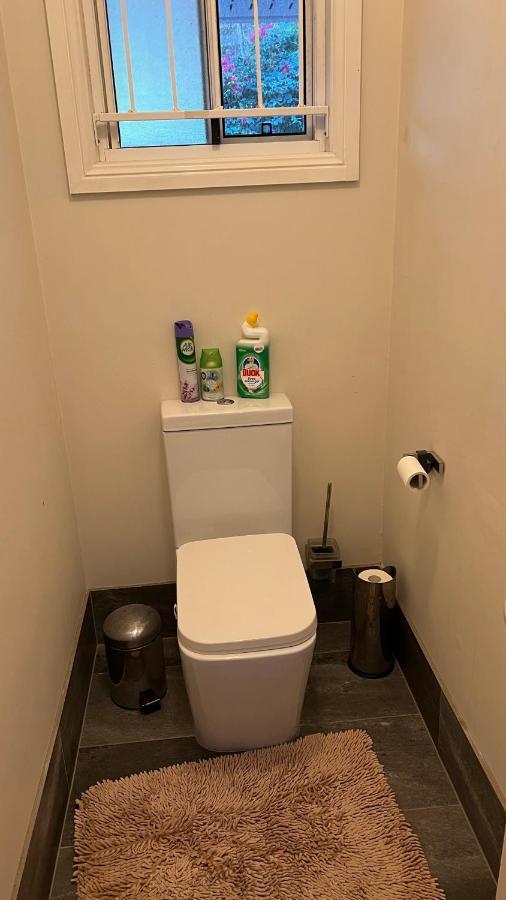 4br Exec Large House Close To Shops,train & Buses Villa *