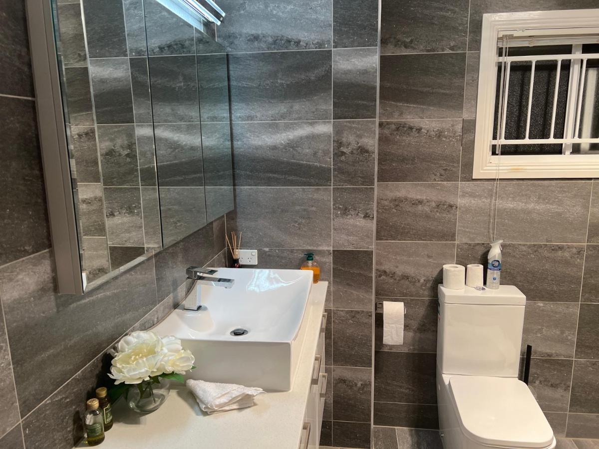 4br Exec Large House Close To Shops,train & Buses Brisbane