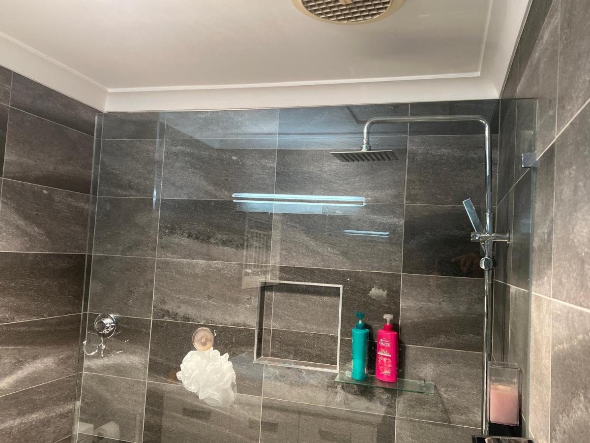 4br Exec Large House Close To Shops,train & Buses Brisbane