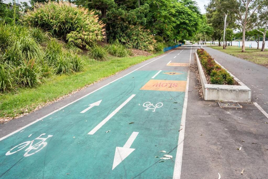 Apartment Westend 3 Bedroom Split Level Townhouse Next To River *