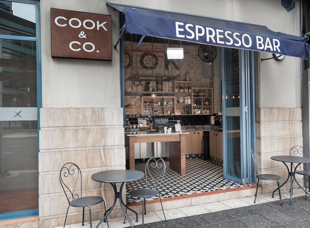 Hotel Mantra On Queen 4*