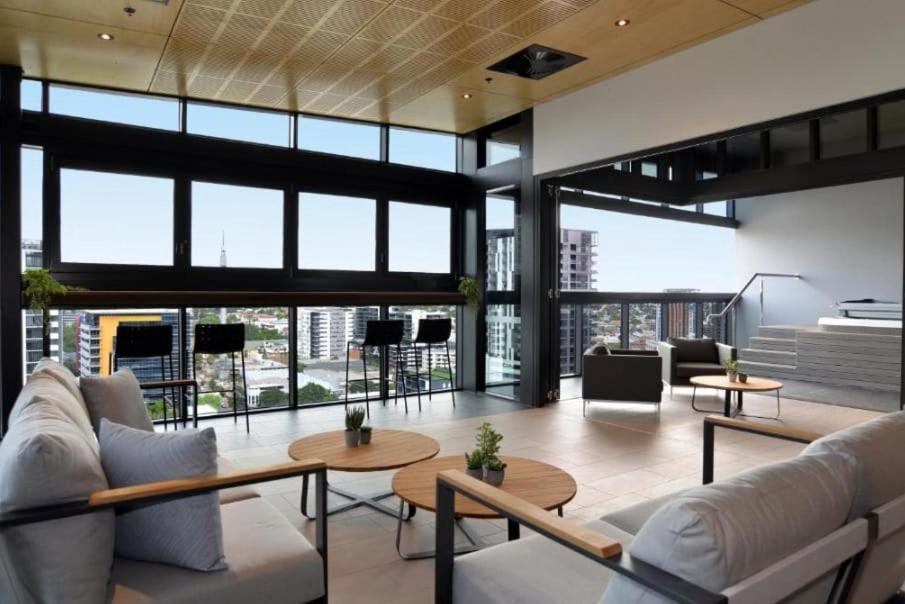 Great Views Pool High Level Boutique With Carpark Brisbane