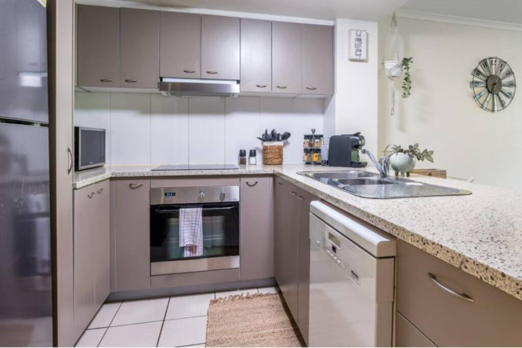 Apartment Urban Comfort Apt With Pool And Car Park *