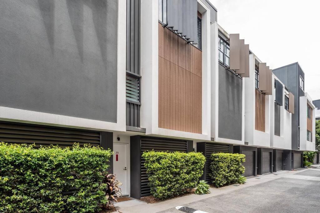 Apartment Westend 3 Bedroom Split Level Townhouse Next To River