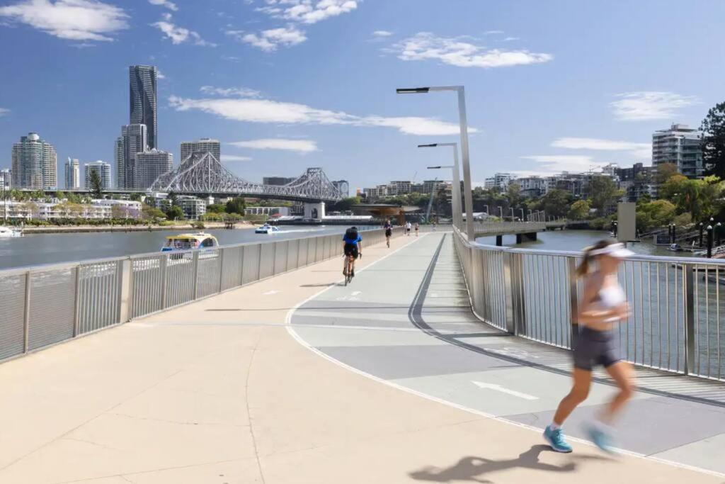 Dress Circle! 2bed/2bath/1car/amazing Views ~ Cbd * Brisbane