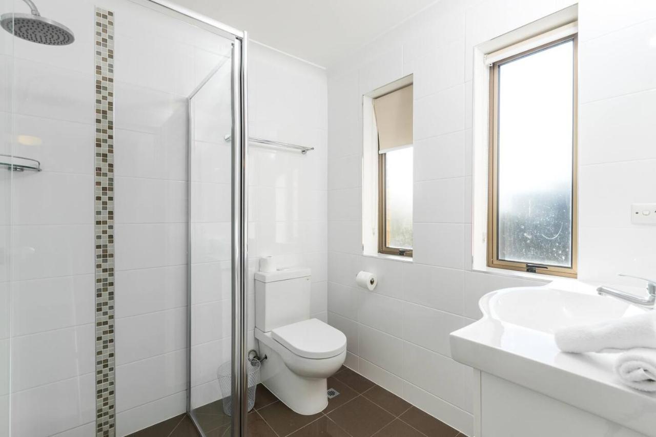The Hidden Flower - A Spacious Poolside Abode Apartment Brisbane