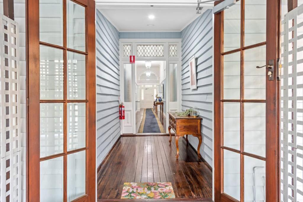 Apartment The Lounge! 2 Bed/1 Bath/1 Car ~ New Farm Brisbane