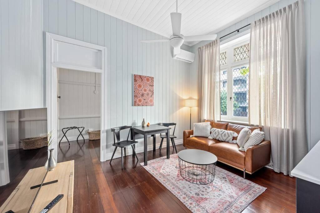 The Lounge! 2 Bed/1 Bath/1 Car ~ New Farm Apartment Brisbane