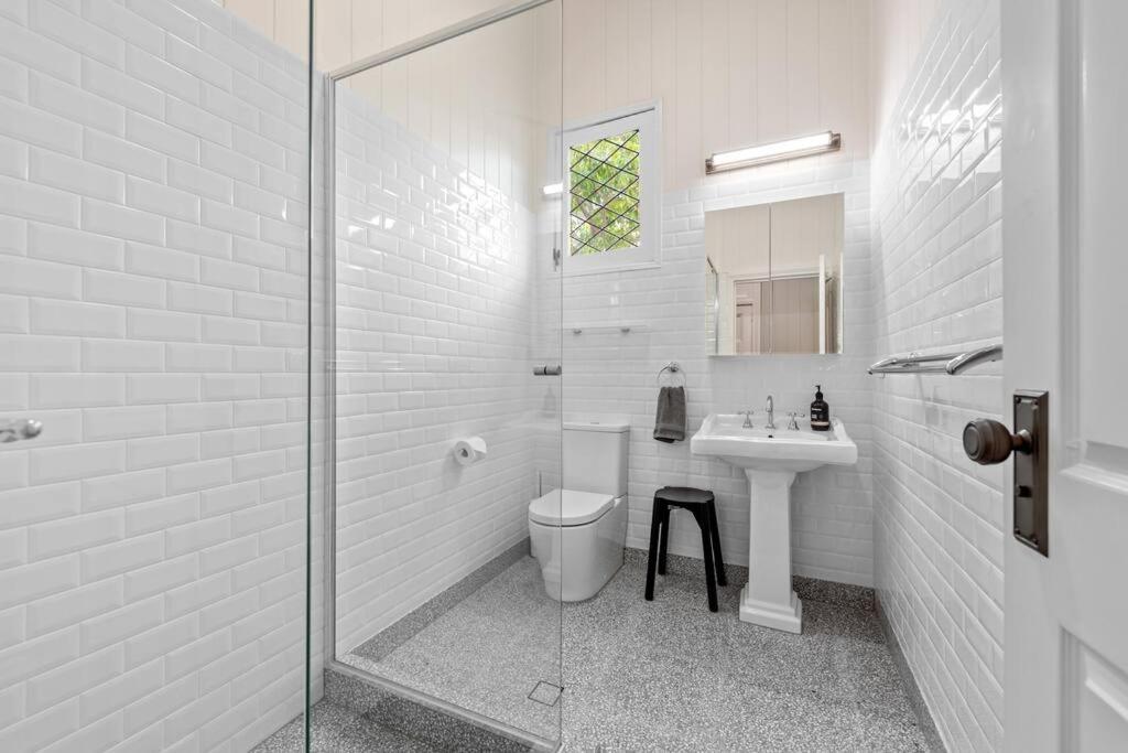 The Lounge! 2 Bed/1 Bath/1 Car ~ New Farm