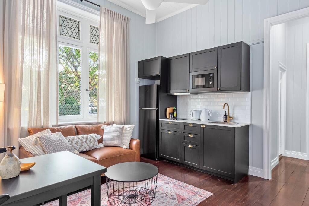 The Lounge! 2 Bed/1 Bath/1 Car ~ New Farm * Brisbane