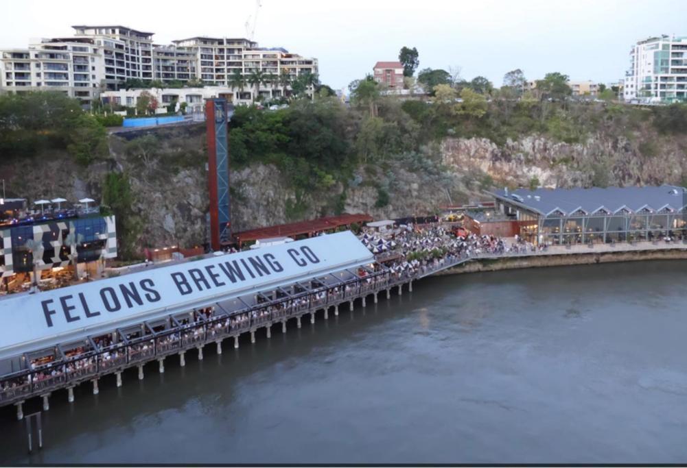 The Lounge! 2 Bed/1 Bath/1 Car ~ New Farm Apartment *