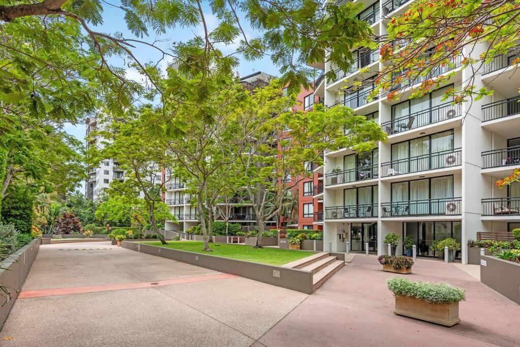 Pad ~ 1bed/1bath/balcony/1car ~ 10 Mins Cbd