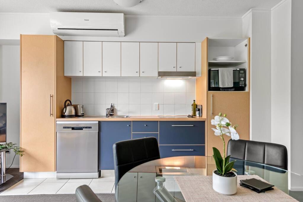 Pad ~ 1bed/1bath/balcony/1car ~ 10 Mins Cbd Apartment *