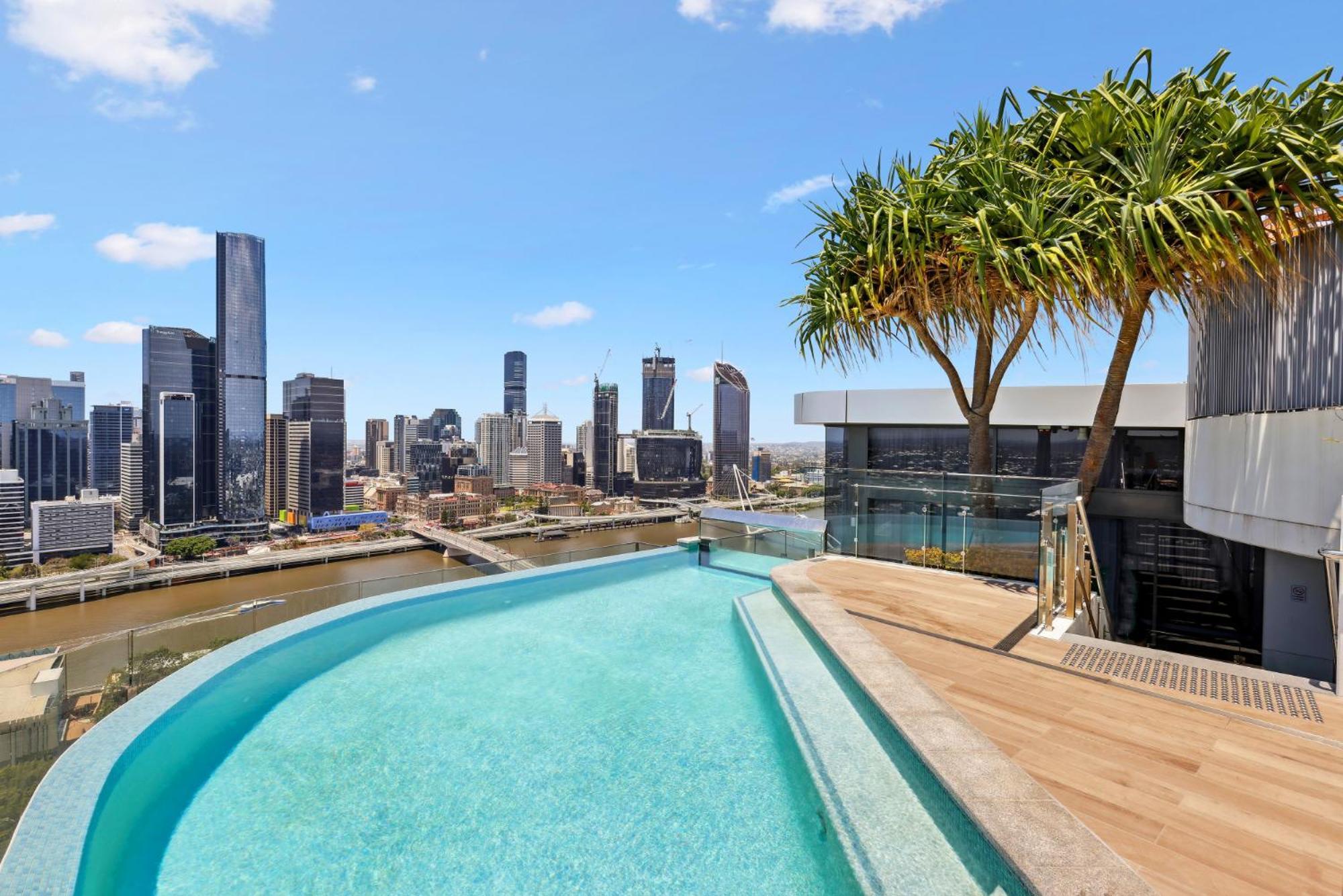 Apartment Chic 2-bed With Rooftop Pool Overlooking The