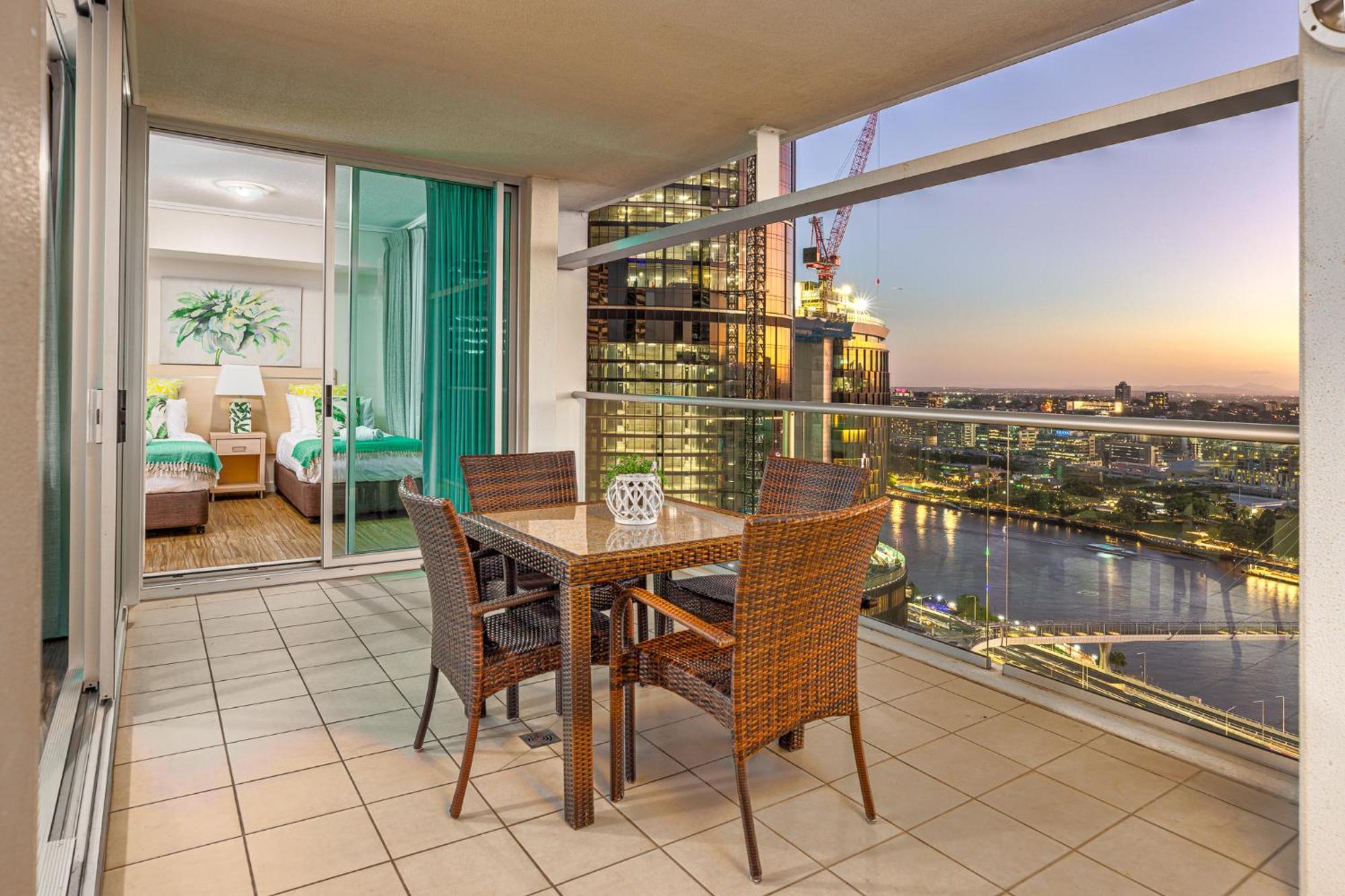 Luxury Oasis With Indulgent River Views *