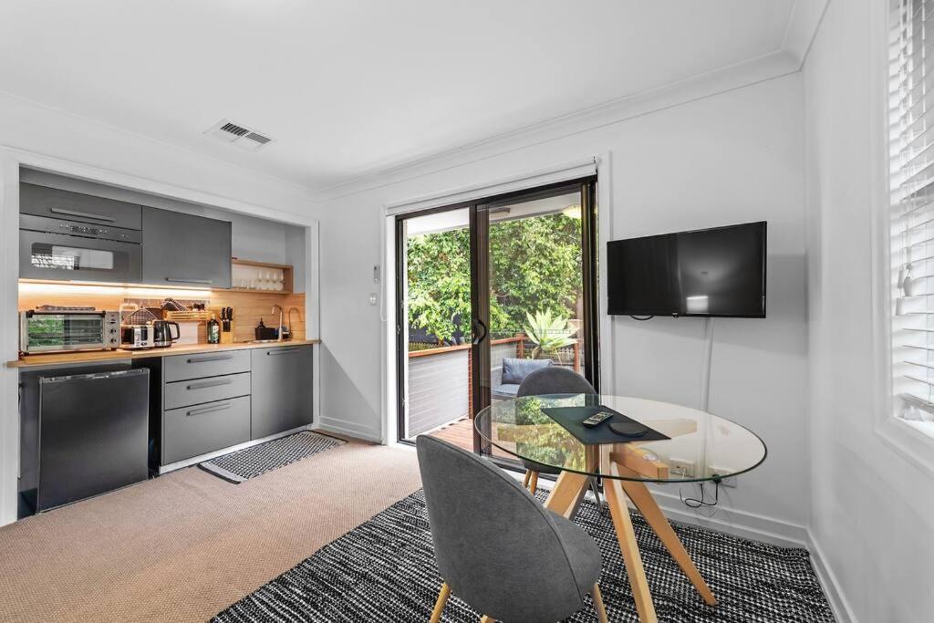 Noble House ~ Fully Self-contained Guest - 2 Bed/1bath/1car~parklands + Transport Apartment