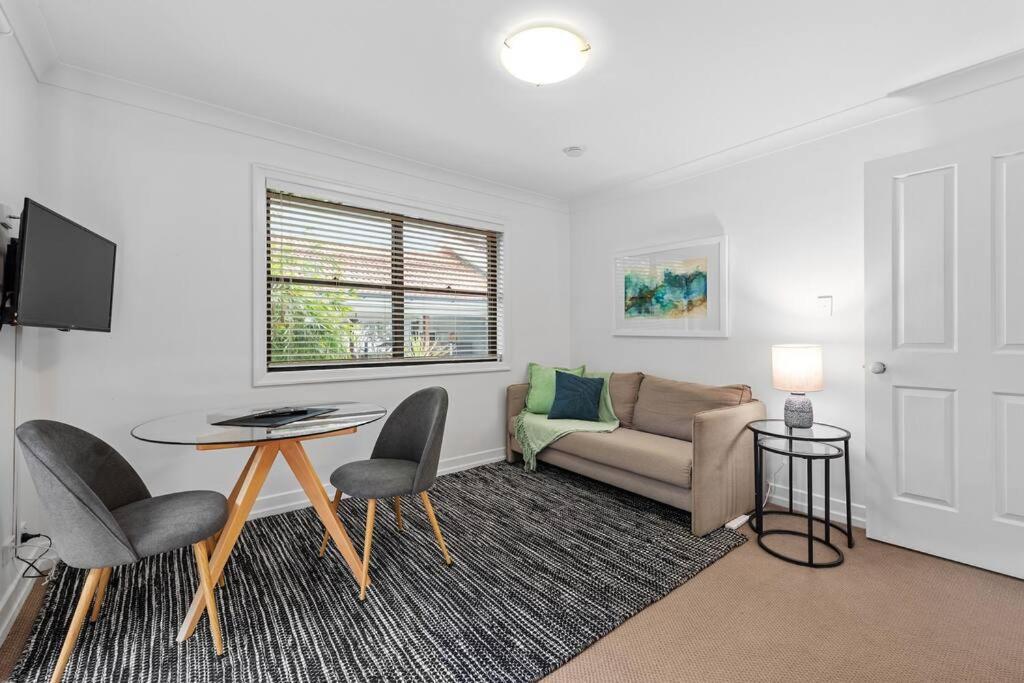 Apartment Noble House ~ Fully Self-contained Guest - 2 Bed/1bath/1car~parklands + Transport