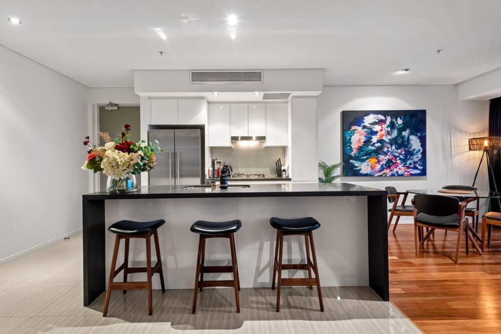 Apartment Skyhigh Executive! ~ 2bed/2bath/1car/views ~ Cbd