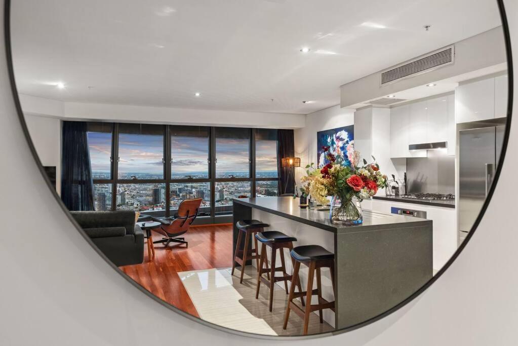 Skyhigh Executive! ~ 2bed/2bath/1car/views ~ Cbd Apartment