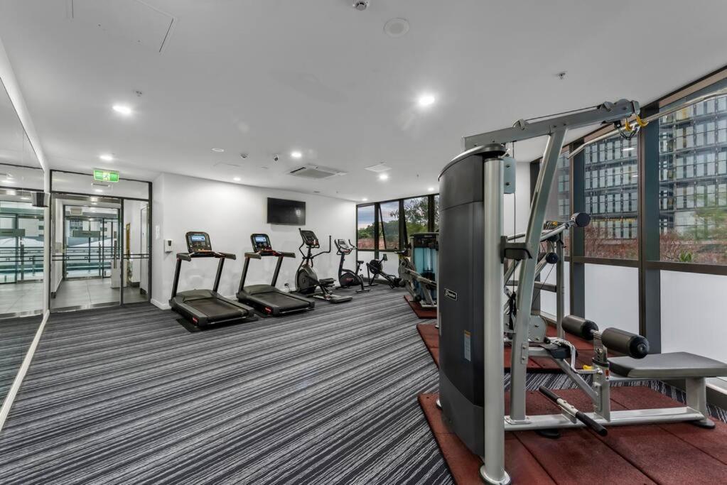 Skyhigh Executive! ~ 2bed/2bath/1car/views ~ Cbd