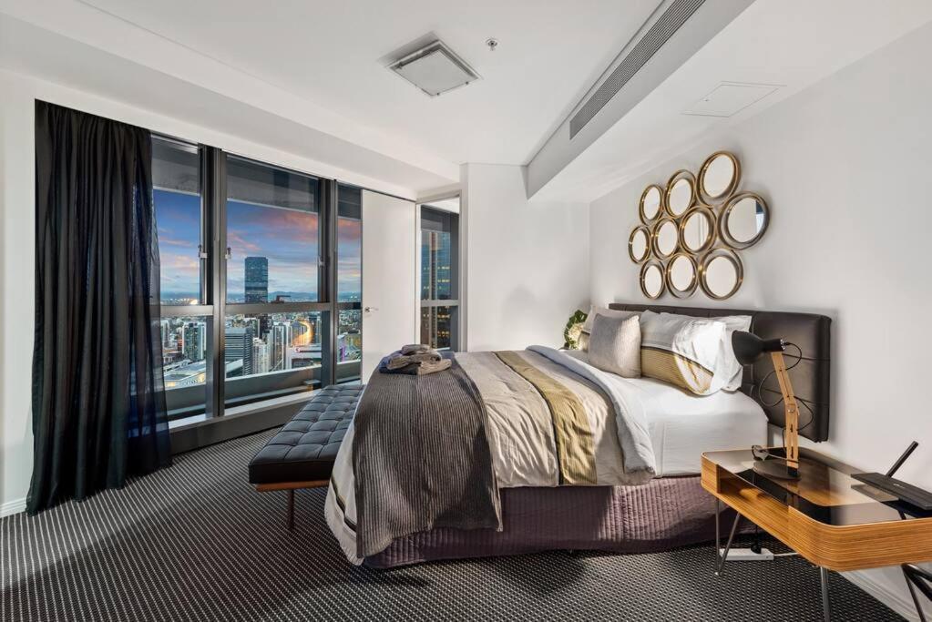 Skyhigh Executive! ~ 2bed/2bath/1car/views ~ Cbd