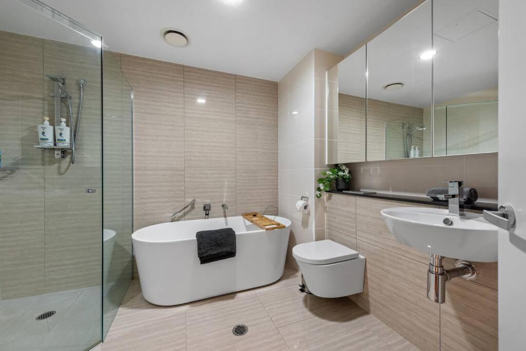 Skyhigh Executive! ~ 2bed/2bath/1car/views ~ Cbd Apartment *