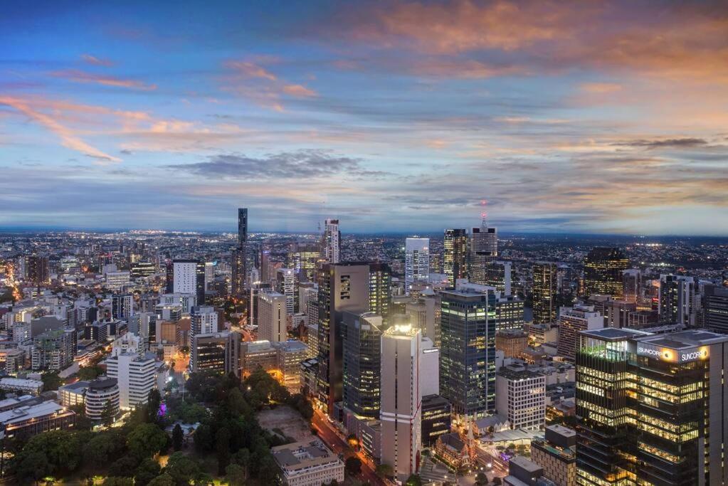 Skyhigh Executive! ~ 2bed/2bath/1car/views ~ Cbd Brisbane