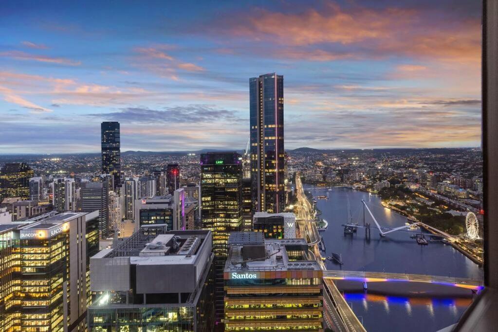 Skyhigh Executive! ~ 2bed/2bath/1car/views ~ Cbd Apartment Brisbane