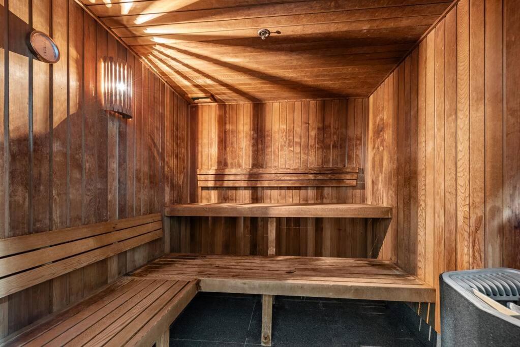 Skyhigh Executive! ~ 2bed/2bath/1car/views ~ Cbd Brisbane