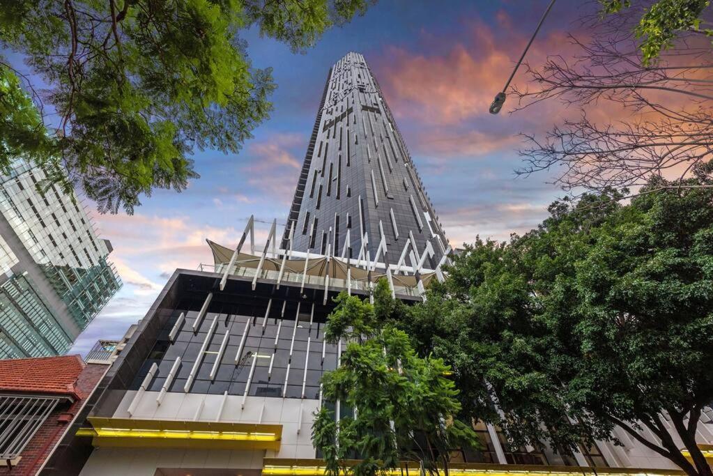 Skyhigh Executive! ~ 2bed/2bath/1car/views ~ Cbd