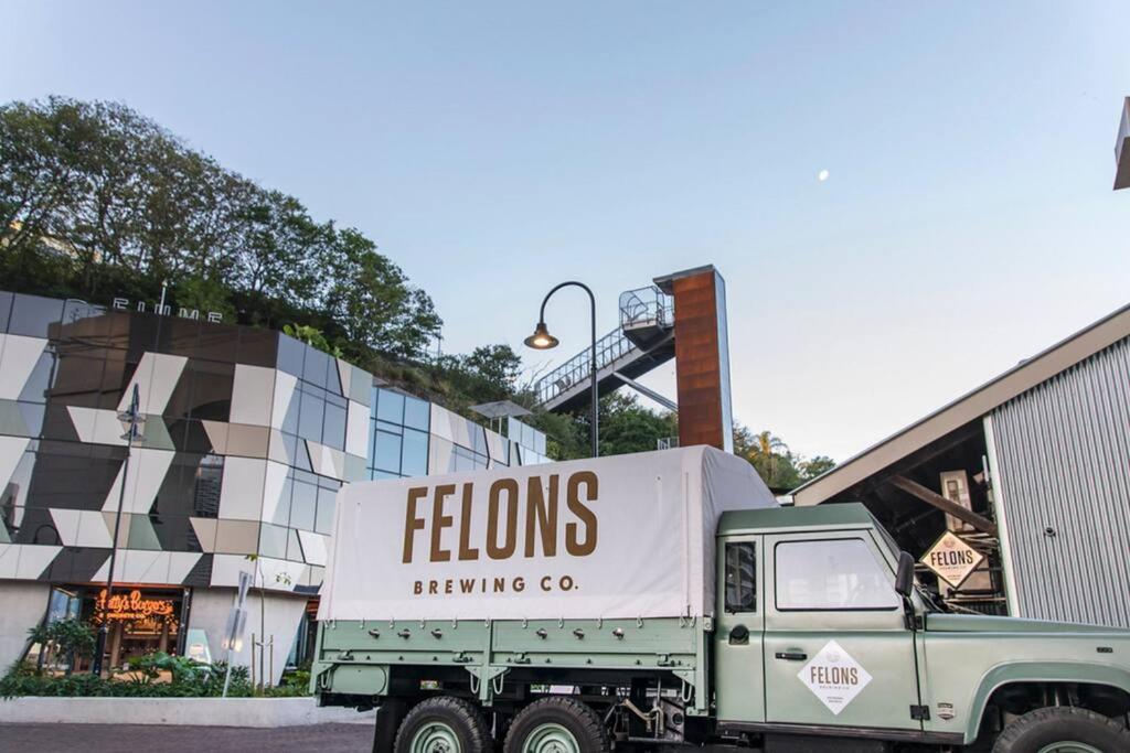 Floor! 2bed/2bath/1car/pool ~ Views ~ Cbd Brisbane