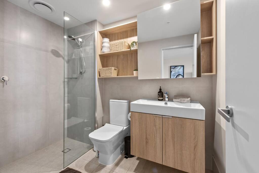 Floor! 2bed/2bath/1car/pool ~ Views ~ Cbd Apartment *