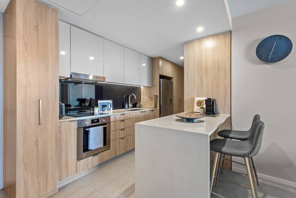 Apartment Floor! 2bed/2bath/1car/pool ~ Views ~ Cbd