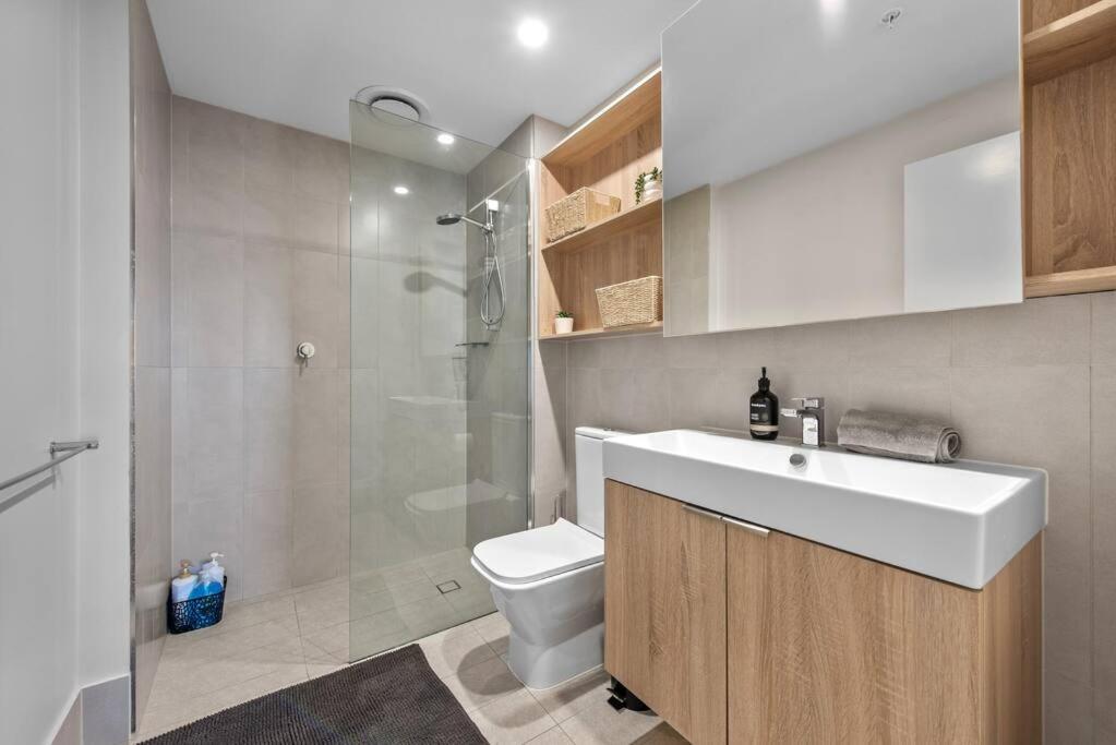 Floor! 2bed/2bath/1car/pool ~ Views ~ Cbd * Brisbane