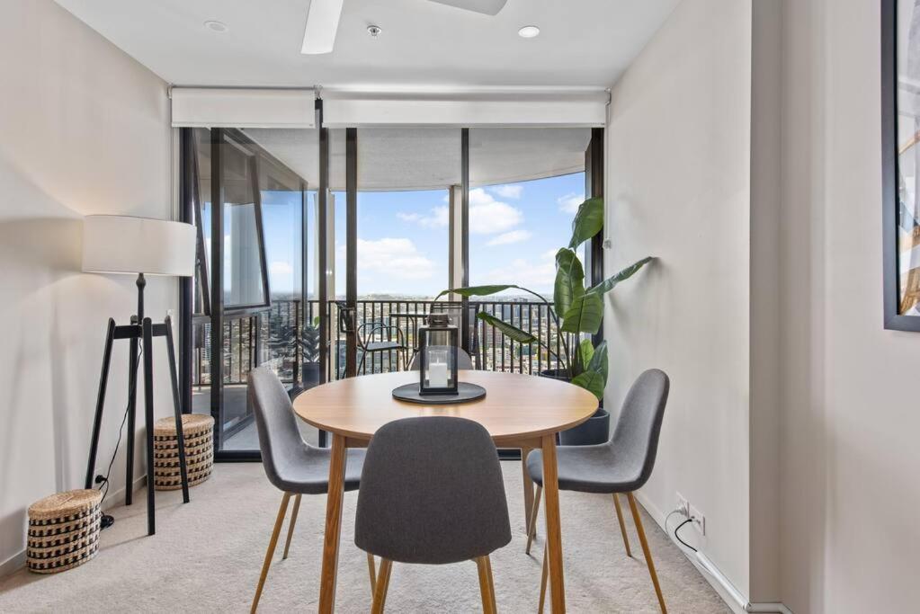 Floor! 2bed/2bath/1car/pool ~ Views ~ Cbd Apartment