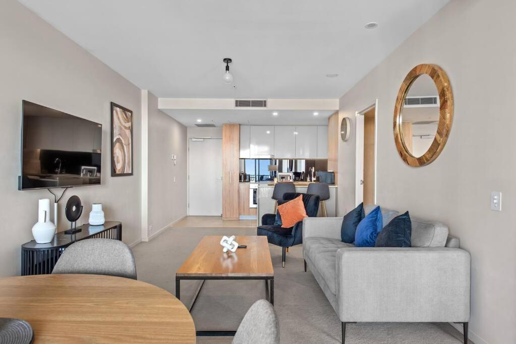 Floor! 2bed/2bath/1car/pool ~ Views ~ Cbd * Brisbane