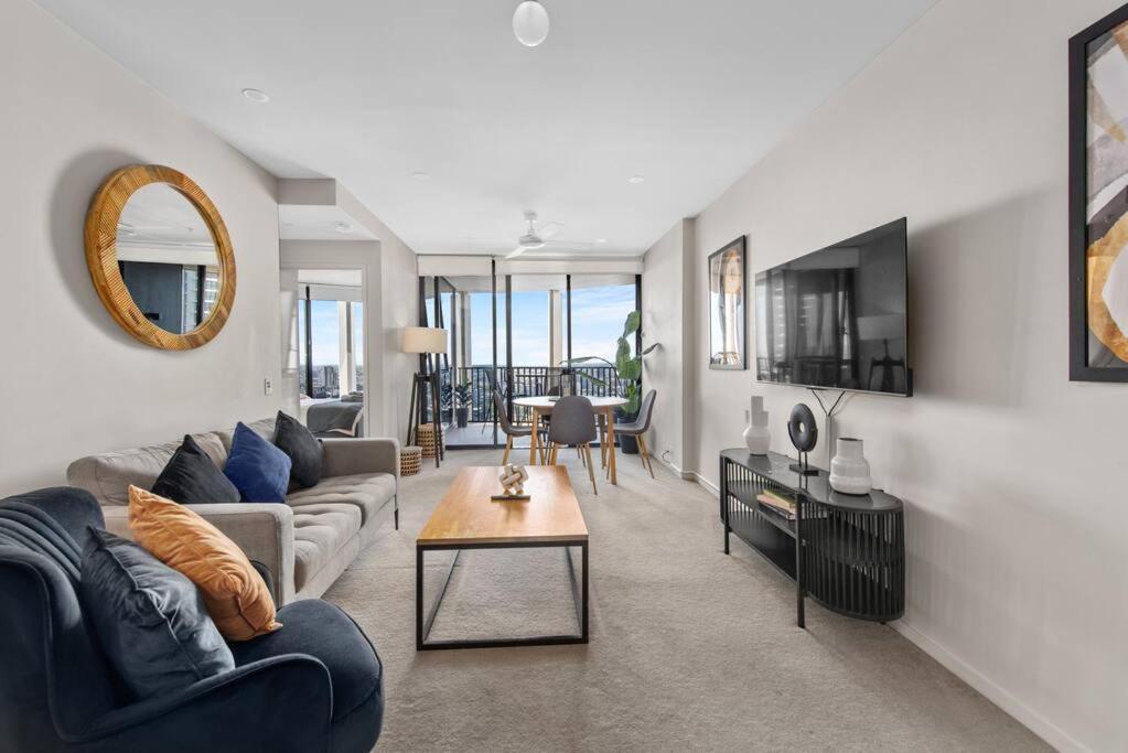 Floor! 2bed/2bath/1car/pool ~ Views ~ Cbd * Brisbane