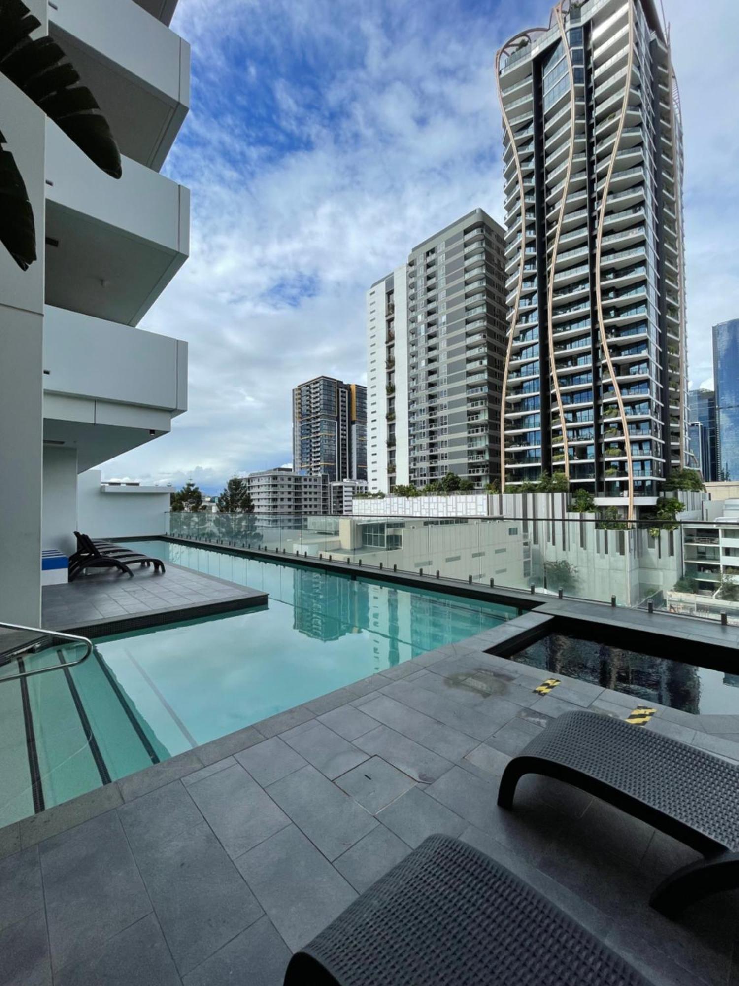 Views And Vibes - Free Parking - Great Location!
