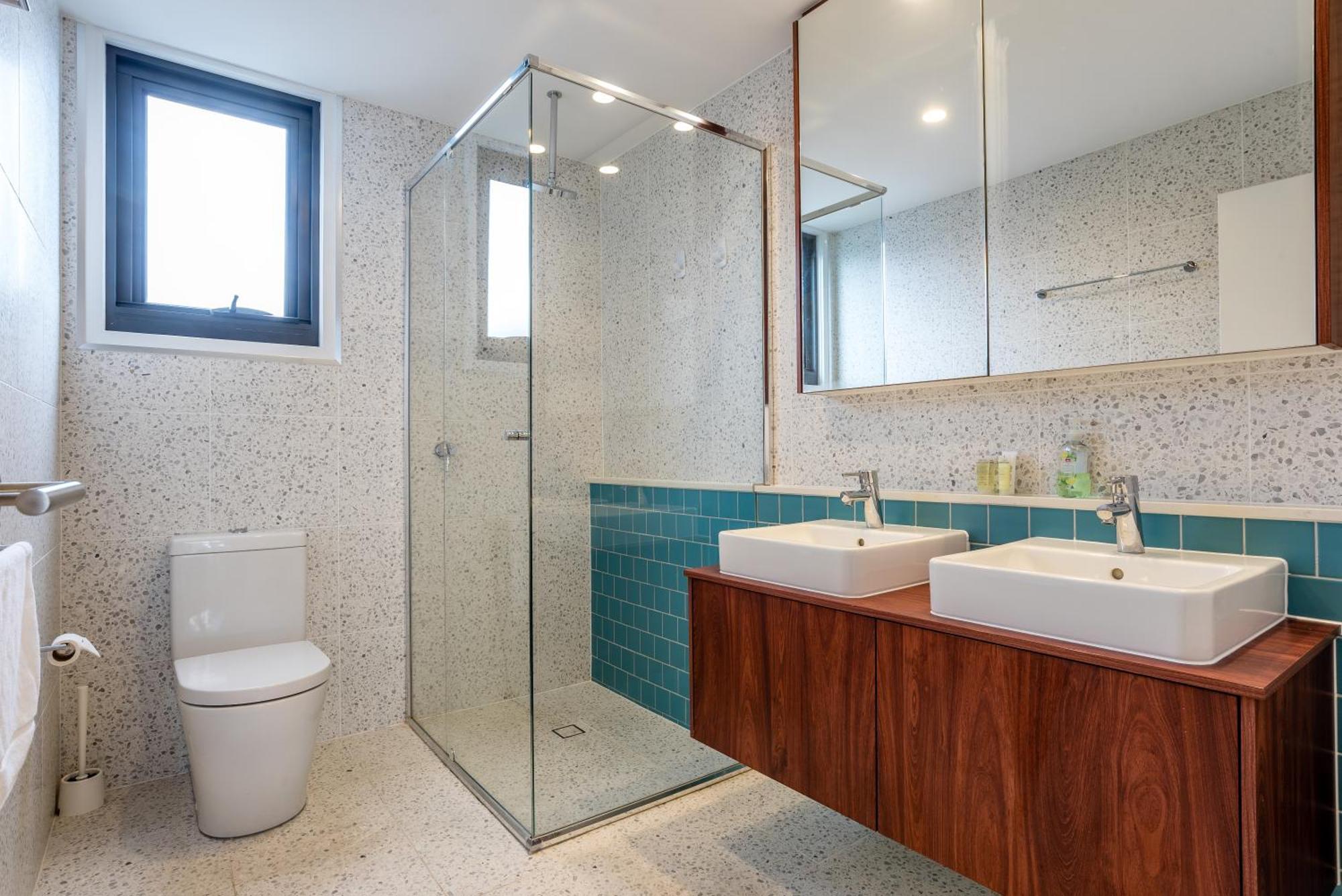 Westend 3 Bedroom Split Level Townhouse Next To River Apartment *