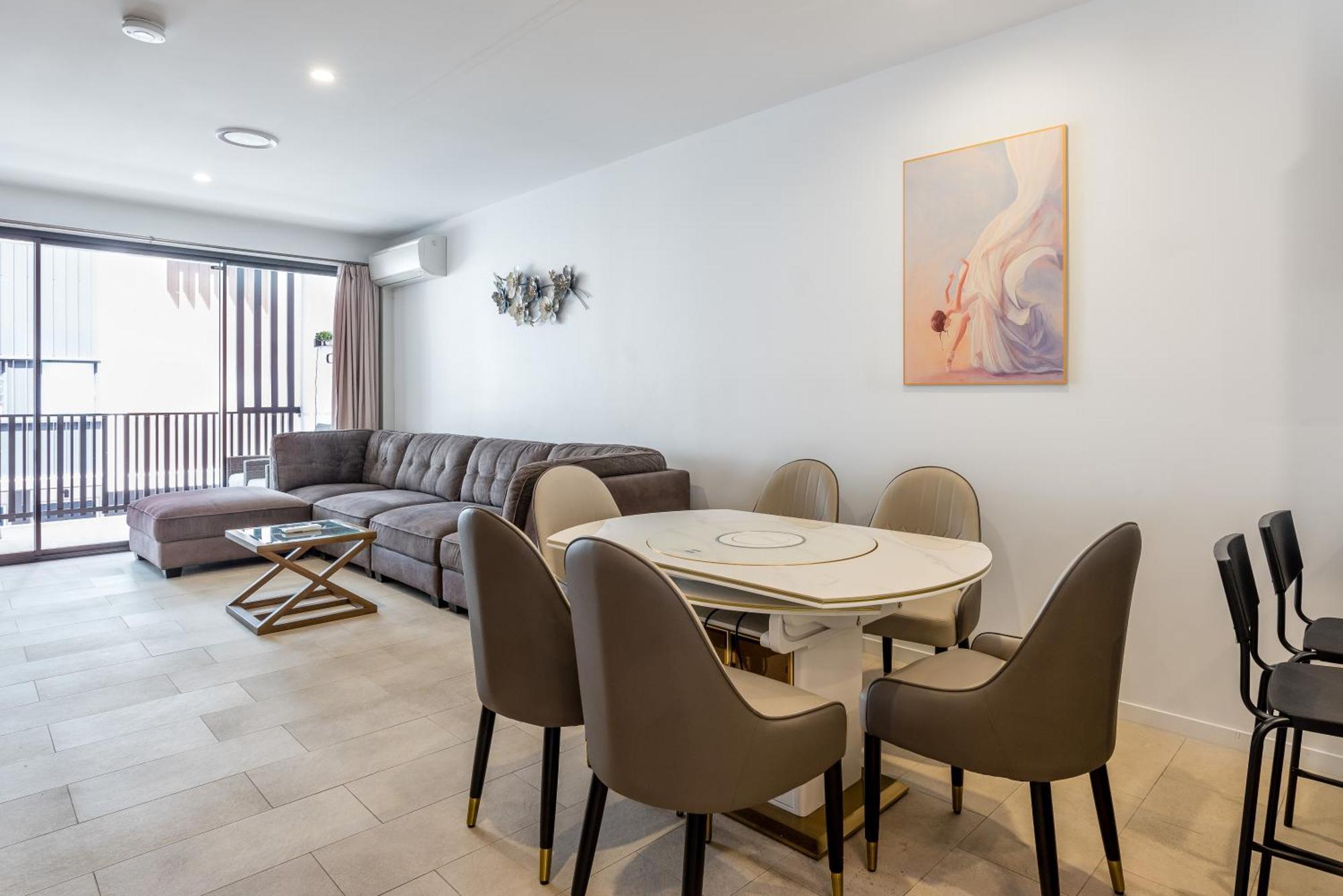 Apartment Westend 3 Bedroom Split Level Townhouse Next To River