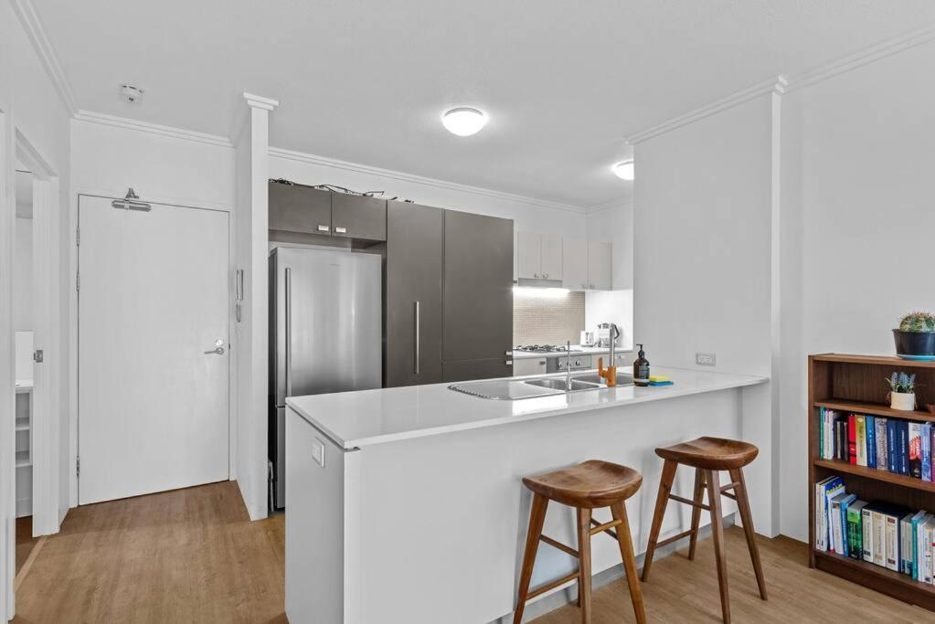 Spacious & Peaceful! 1bed/2bath/1car ~ Cbd Apartment *