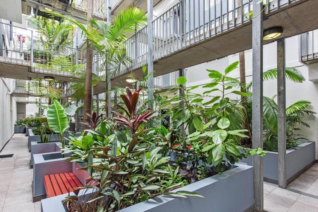 & Stylish! 1bed/1bath/1car ~ 5 Mins To Cbd Apartment