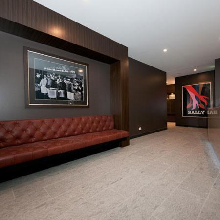 Discover Urban Bliss In Our 1-bedroom King Bed Apartment! Views And Cultural Gems