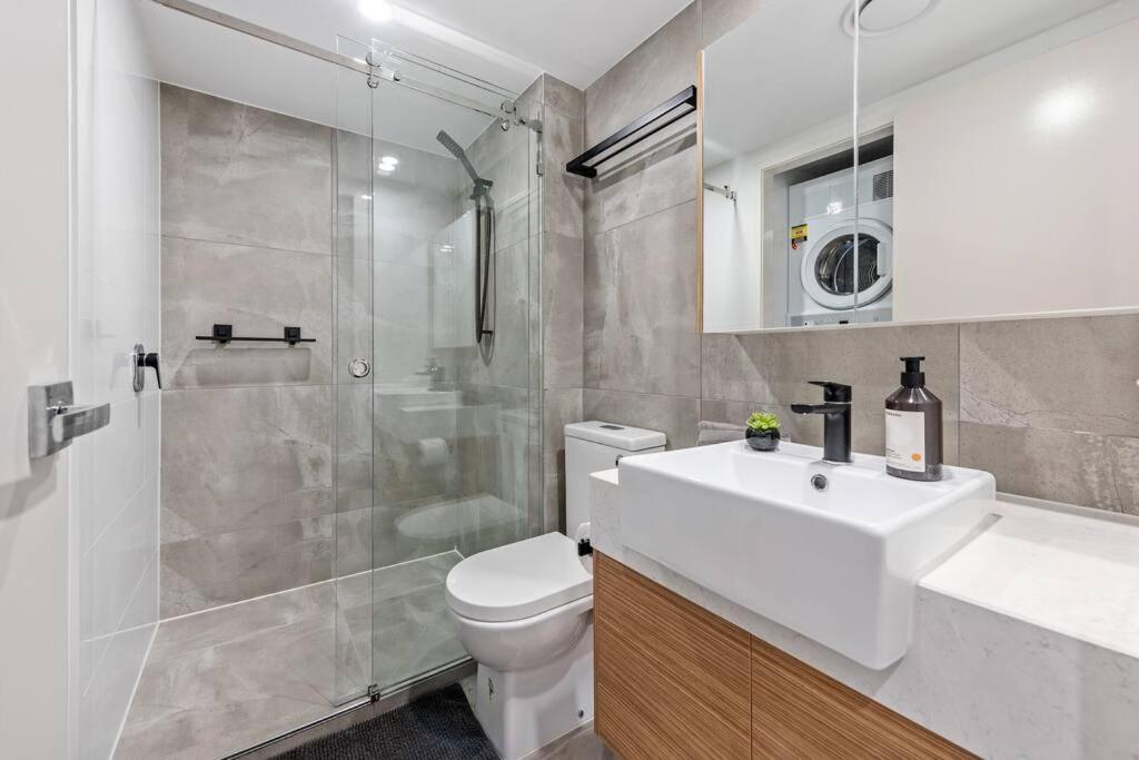 Stylish & Superb! 2bed/2bath/1car~ Walk To Cbd * Brisbane