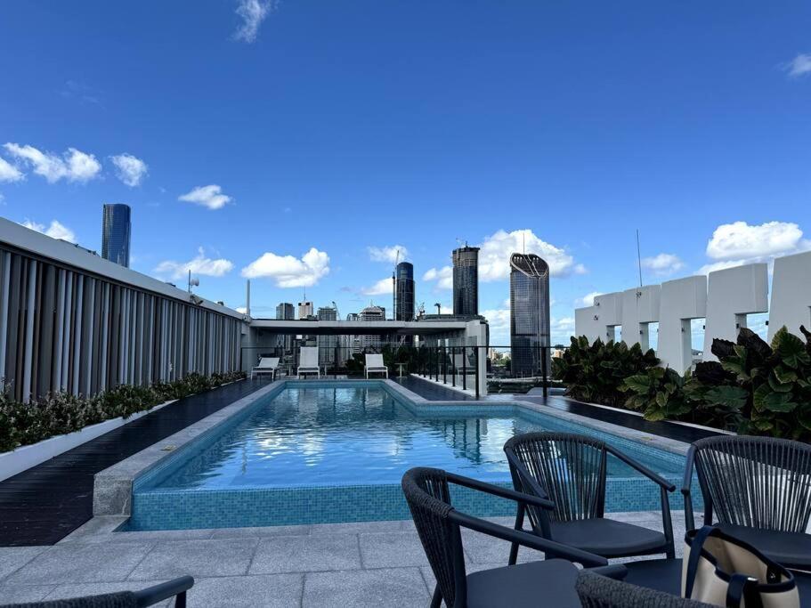 Stylish 1br W Infinite Pool In South Apartment *